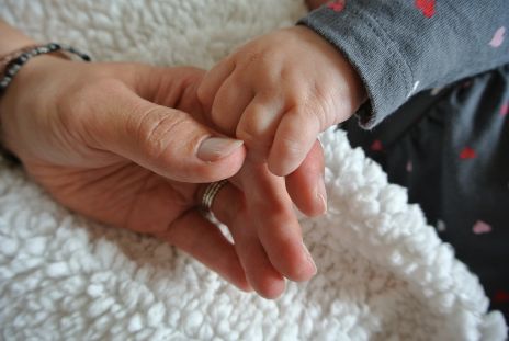 Babyhand von der Mutterhand zärtlich gehalten (c) LB Bitburg Babyhand von der Mutterhand zärtlich gehalten